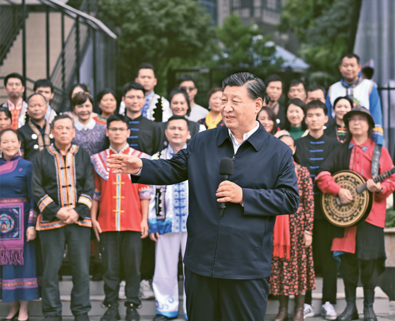2023年12月14日至15日,中共中央總書(shū)記、國(guó)家主席、中央軍委主席習(xí)近平在廣西考察。這是14日上午,習(xí)近平在南寧市良慶區(qū)蟠龍社區(qū)考察時(shí),同社區(qū)各族群眾親切交流。 新華社記者 燕雁/攝