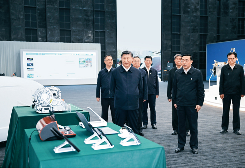 2024年10月17日至18日,中共中央總書(shū)記、國(guó)家主席、中央軍委主席習(xí)近平在安徽考察。這是17日下午,習(xí)近平在合肥濱湖科學(xué)城察看安徽省重大科技創(chuàng)新成果集中展示。 新華社記者 謝環(huán)馳/攝