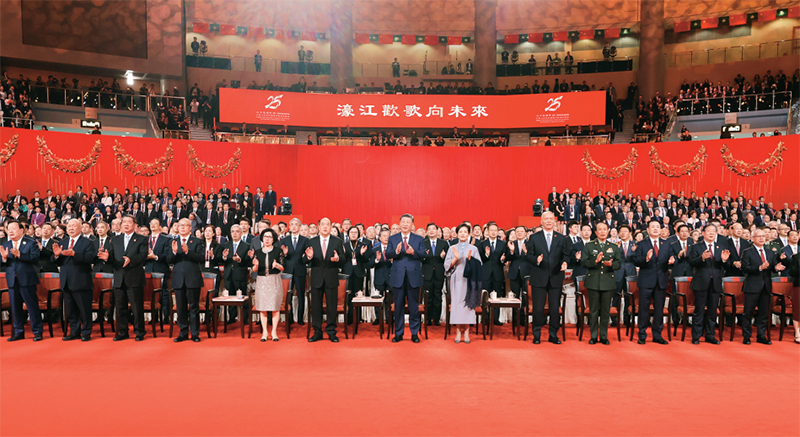 2024年12月19日晚,慶祝澳門(mén)回歸祖國(guó)25周年文藝晚會(huì)在澳門(mén)東亞運(yùn)動(dòng)會(huì)體育館舉行。中共中央總書(shū)記、國(guó)家主席、中央軍委主席習(xí)近平觀看演出。晚會(huì)最后,習(xí)近平同全場(chǎng)觀眾一起高唱《歌唱祖國(guó)》。 新華社記者 丁林/攝