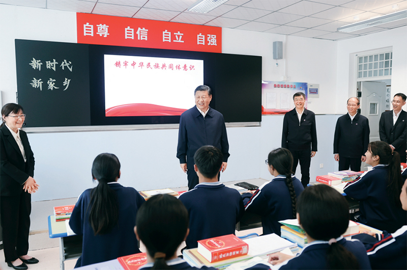 2024年6月18日至19日,中共中央總書(shū)記、國(guó)家主席、中央軍委主席習(xí)近平在青海考察。這是18日下午,習(xí)近平在果洛西寧民族中學(xué)高一(1)班觀摩“新時(shí)代、新家鄉(xiāng)”主題思政課。 新華社記者 鞠鵬/攝